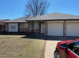 1028 W Main St, Moore, OK 73160