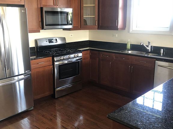 3rd image of 558 E Oakwood Blvd Unit 4E
