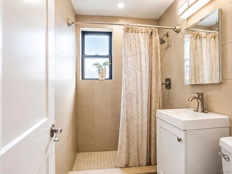 470 E Broadway #B2 — Photo 11