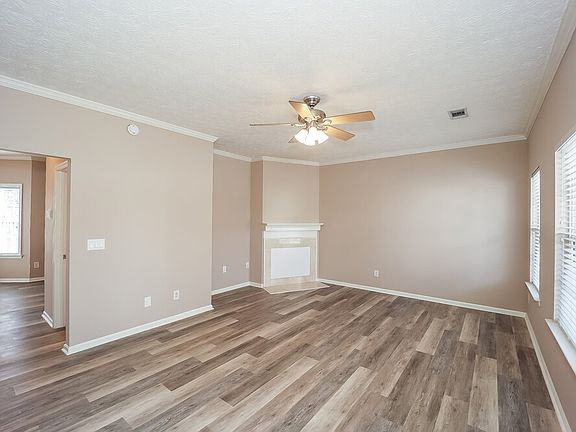 5th image of 55 Roxbury Ln