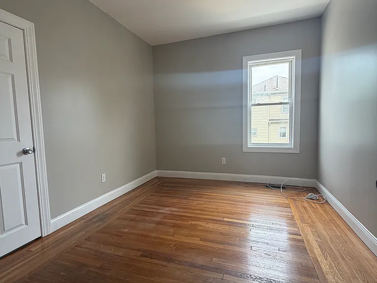 112 Niagara St #1 — Photo 8