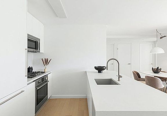 3rd image of 1 Union Sq S APT 12D