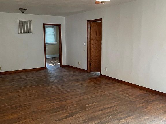 3rd image of 306 E Chestnut St