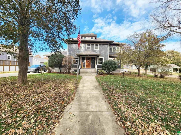 321 1st St NE, Orange City, IA 51041