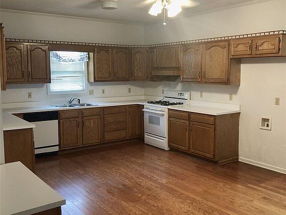 4th image of 1304 Colonial Dr