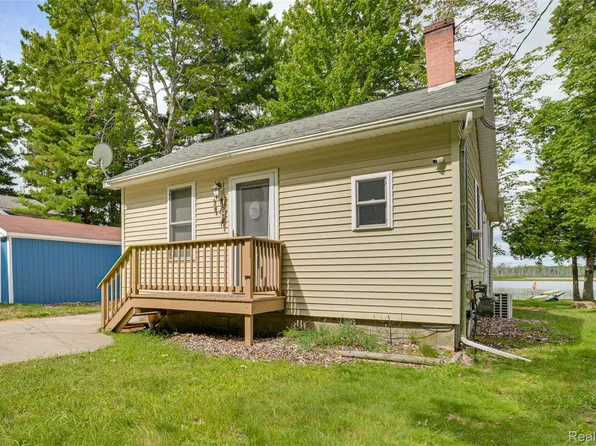 805 Rainbow Dr, East Tawas, MI 48730