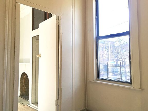 5th image of 171 Irving Ave APT 2