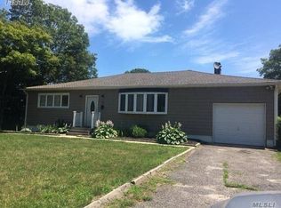 75 W Yaphank Rd, Medford, NY 11763