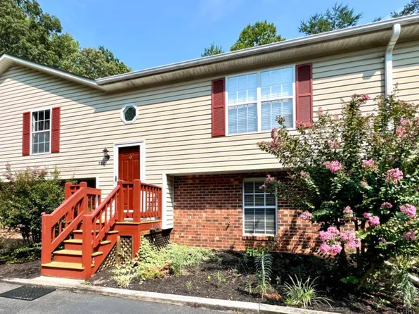 702 Goose Meadow Dr, Forest, VA 24551