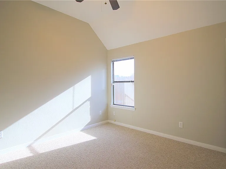 2010 Turning Leaf Dr — Photo 11