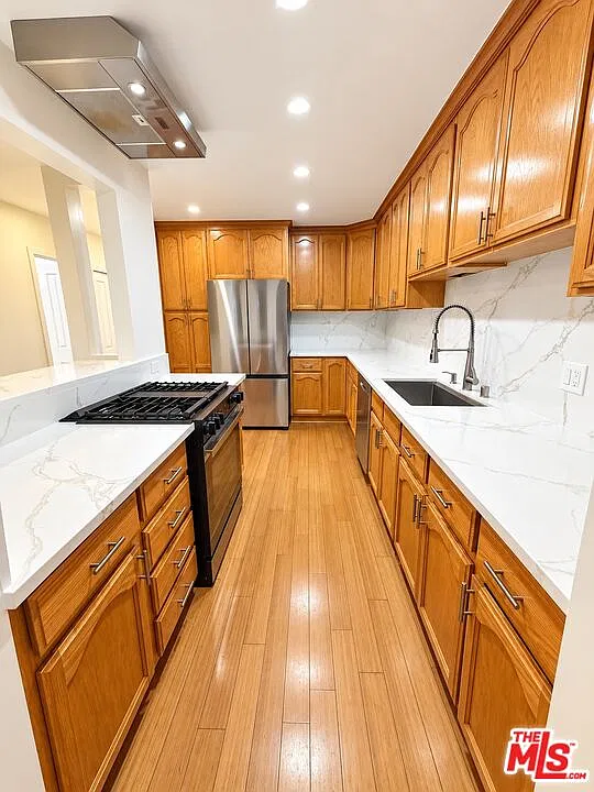 2 bed, 1.0 bath, 852 sqft, $3,295 — Photo 2