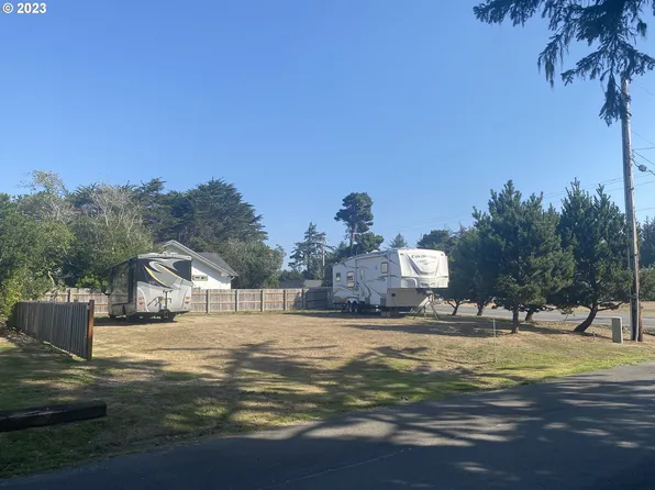 87151 Saturn Ln, Bandon, OR 97411