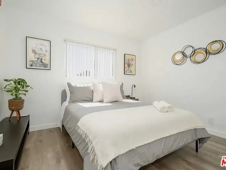 2417 S Budlong Ave #4 — Photo 22