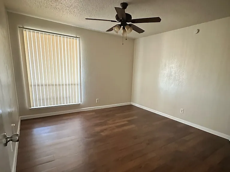 Las Brisas Apartments — Photo 7
