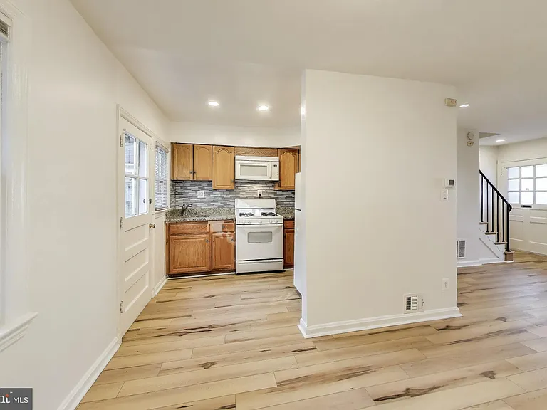 1716 E West Hwy #1716 — Photo 8