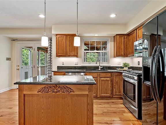 3rd image of 500 Dogwood Ct