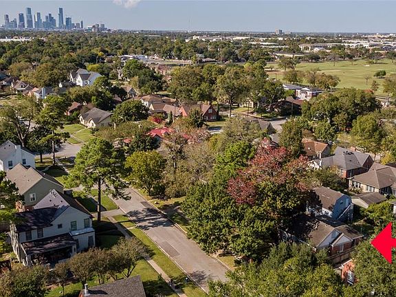 Aerial photo shows picturesque Idylwood neighborhood and its close proximity to Downtown. Gus Wortham Golf Course in top right. Very convenient to I45, U of H, Medical Center, Downtown, Midtown, and numerous parts of the city! 6719 Fairfield is seen 