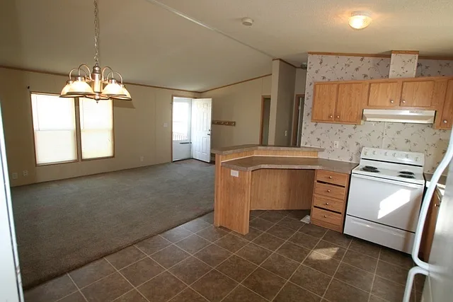 Manufactured home behind the mall — Photo 2