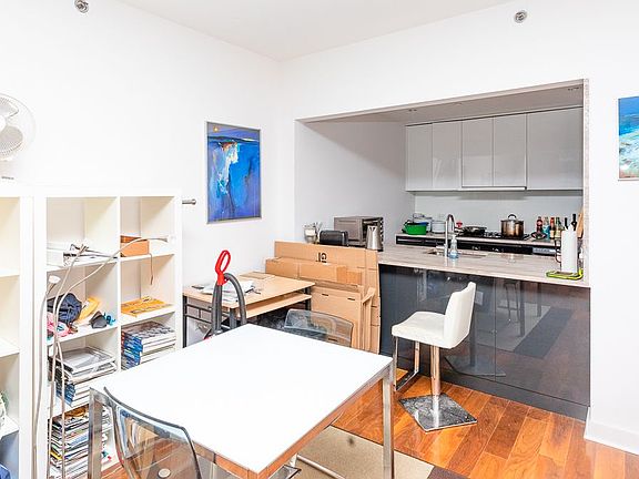 4th image of 164 Kent Ave #3T