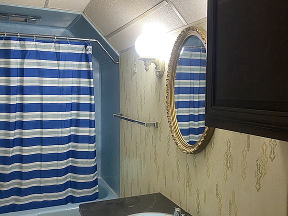 3rd image of 889 1/2 Liberty St APT 3