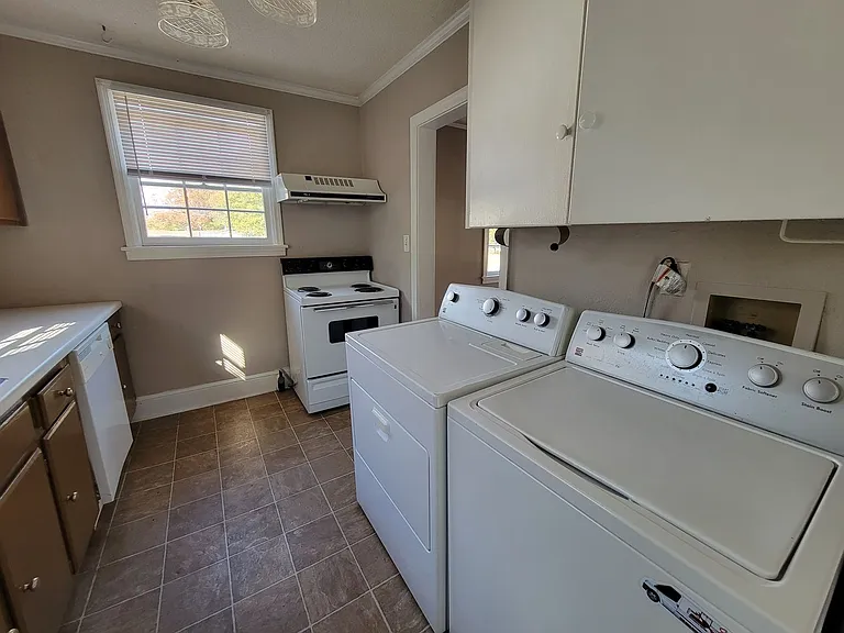 220 Gilleland Dr — Photo 11