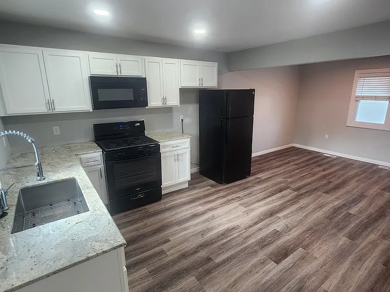 28 Cooke St #5 — Photo 8