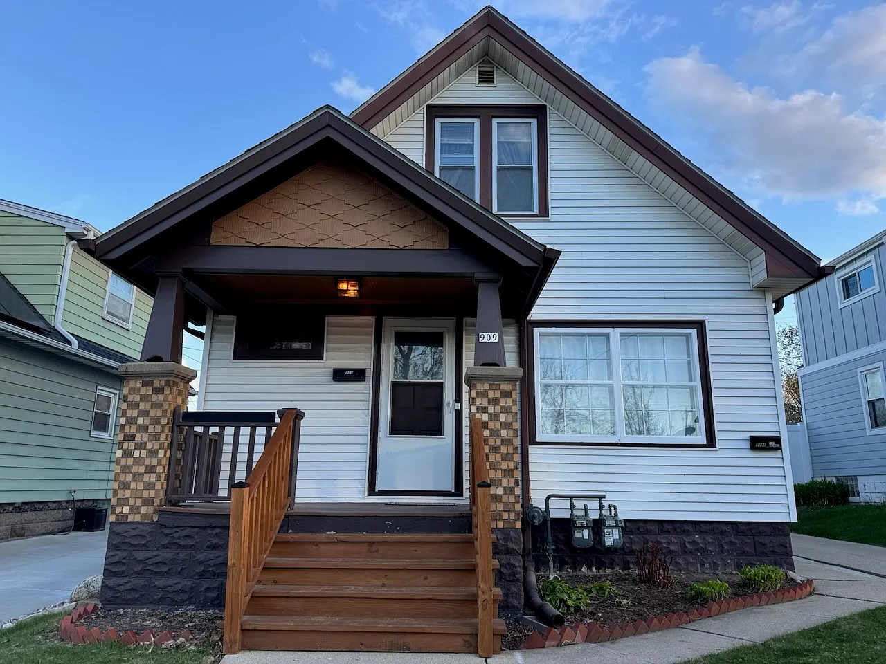 909 E Lincoln Ave — Photo 1