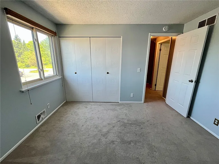 168 Surrey Hill Way — Photo 10