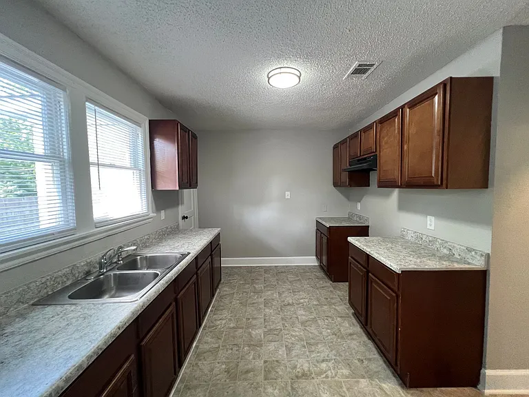 915 Marsh Ave — Photo 6