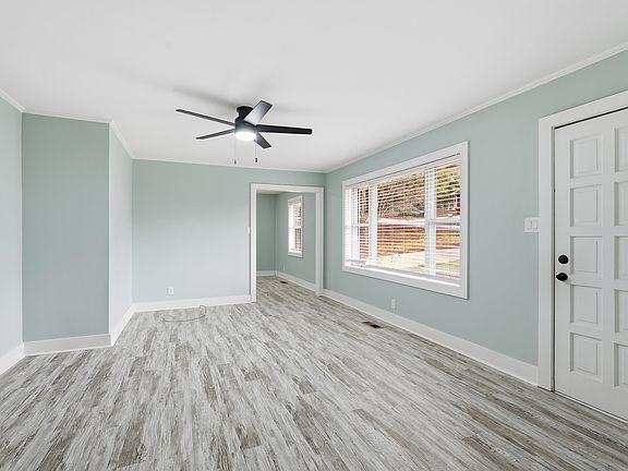 4th image of 4 Deerwood Dr