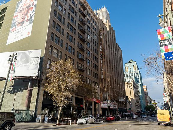4th image of 939 S Broadway #809