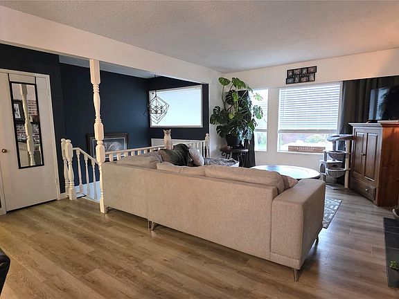 3rd image of 222 Thulin St