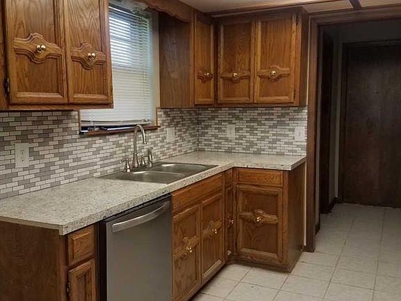 4th image of 9402 S 69th Ave E