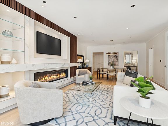 3rd image of 10 E Delaware Pl APT 16B