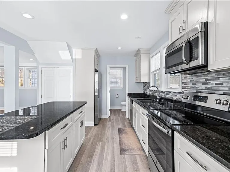 37 Tyndall Ave — Photo 2