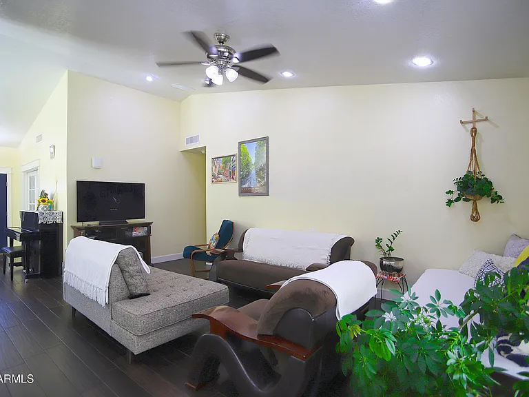 1317 E San Angelo Ave — Photo 15