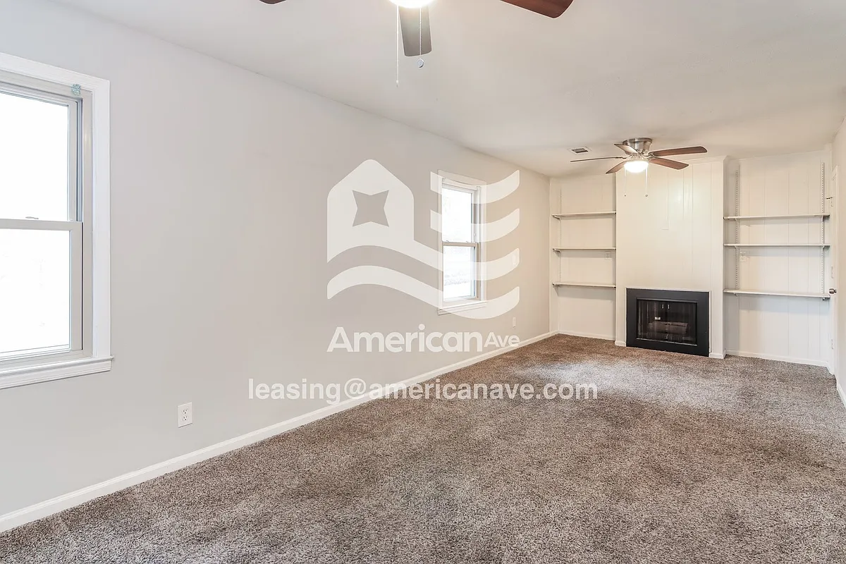 178903_002_living_room_14257346.jpg - 4545 Kerz Ct