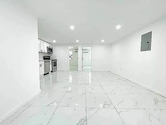 3rd image of 2832 W 15th St #1B