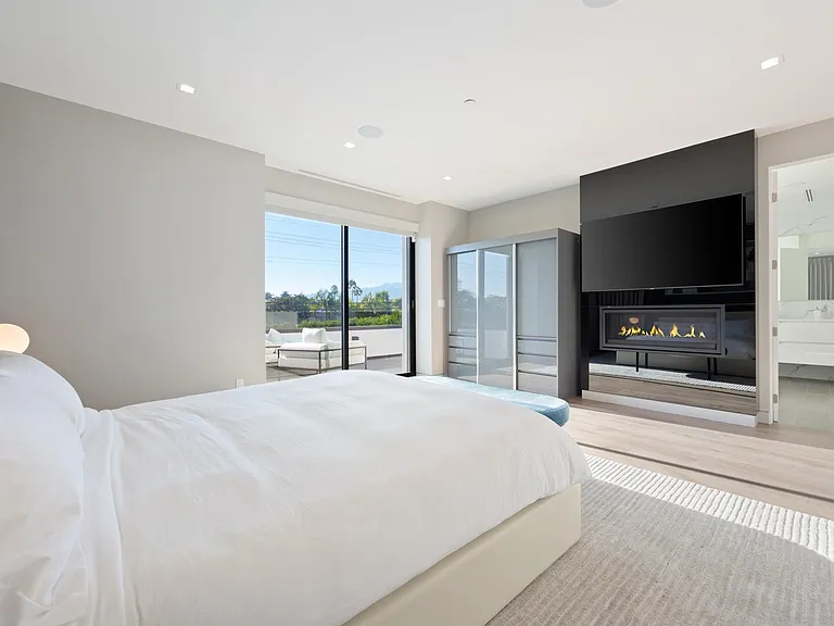 Large master suite with cosy fireplace