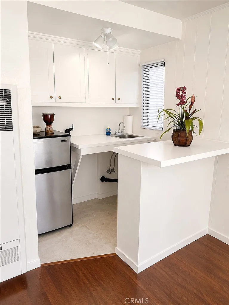 Studio, 700 sqft, $1,850 — Photo 3