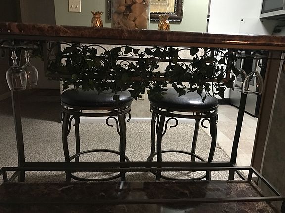 Bar with 2 stools