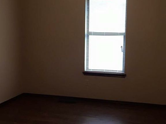 Wood laminated flooring in all rooms