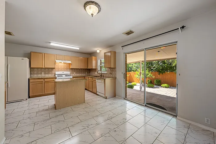 14716 Lantern Dr — Photo 6