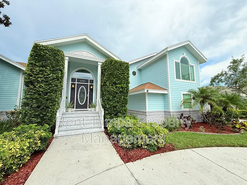 4 bed, 5.0 bath, 4208 sqft, $6,500 — Photo 2