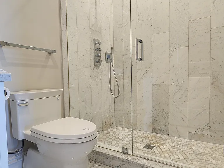 933 E 2nd St #20 — Photo 13