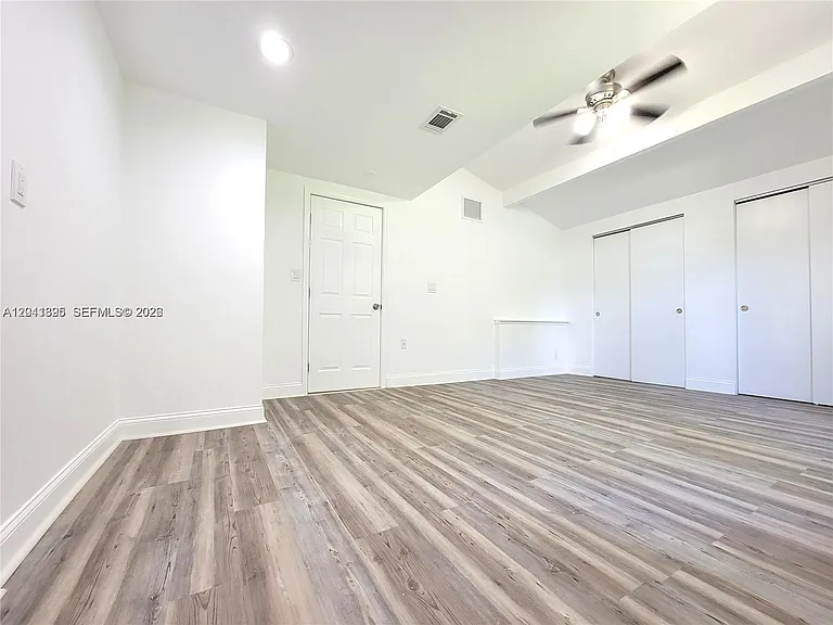 5721 Jefferson St — Photo 15