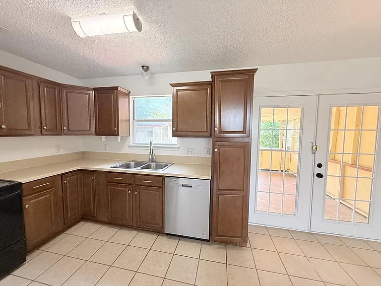 2302 Tracey Ann Ln — Photo 12