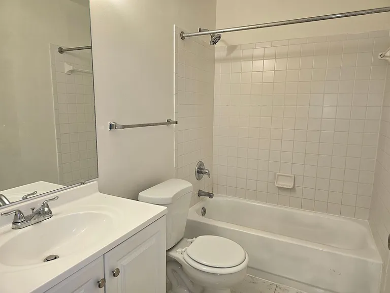 590 Parkview Dr — Photo 11