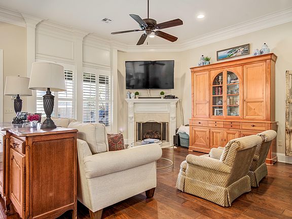4th image of 204 Herbsaint Dr