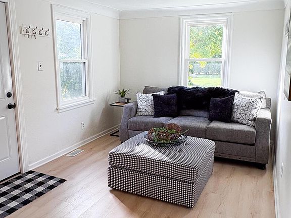 3rd image of 5249 Clover Ln